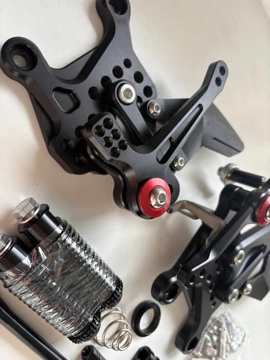 Zestaw regulowanych rearsetów aluminiowych CNC do motocykla