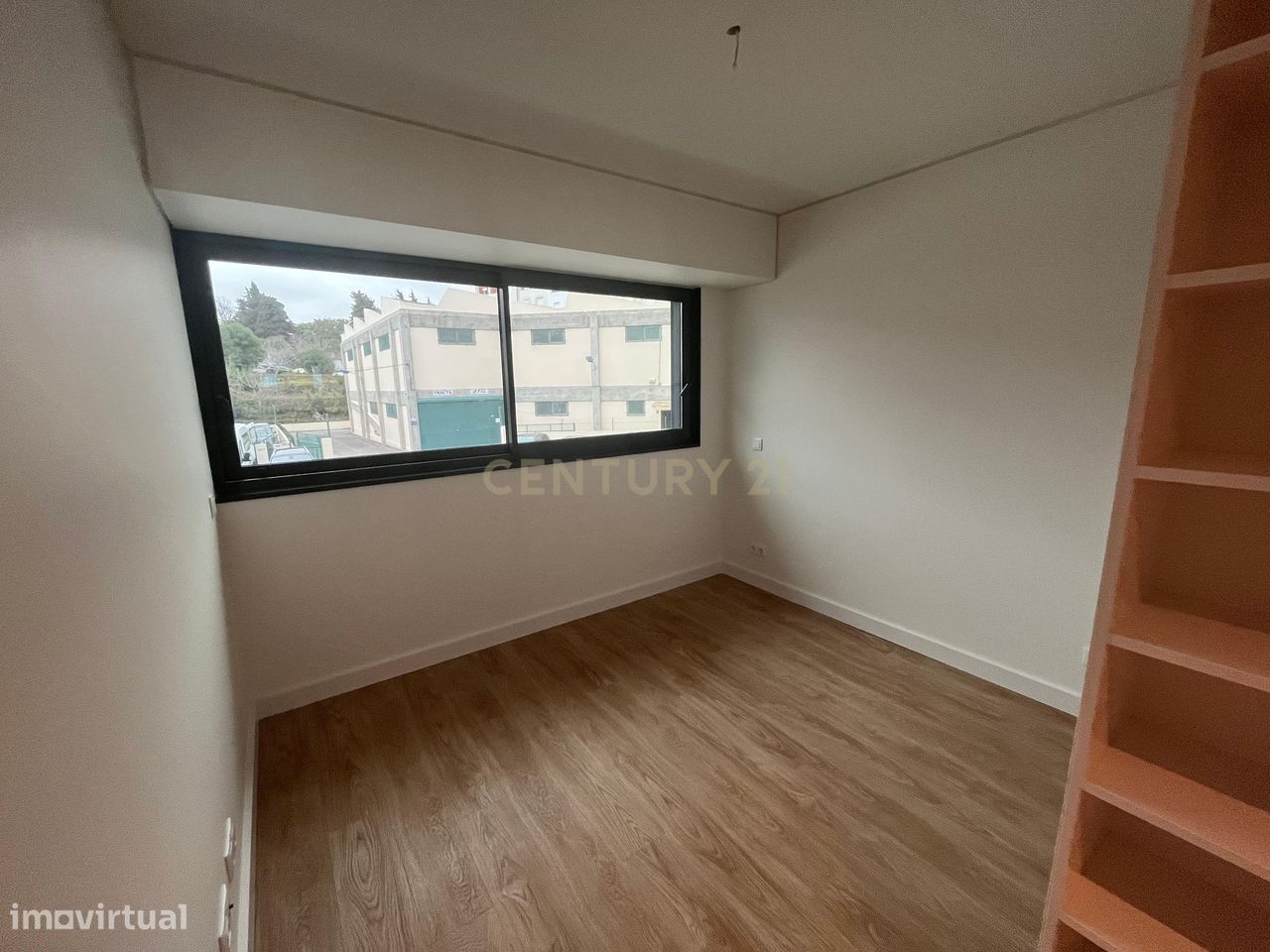Ótimo T4 no Empreendimento VALRIO, com 189m2,  5WCs e dois parqueament