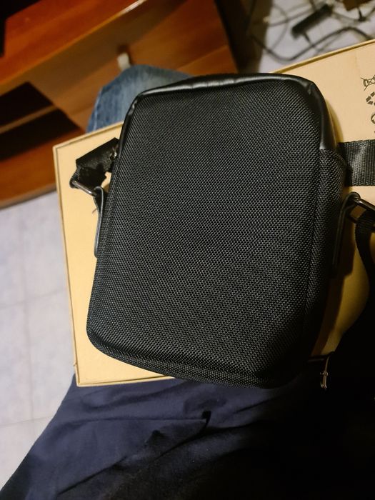 Vendo bolsa lacoste,calvin,guess e comando  para telefone