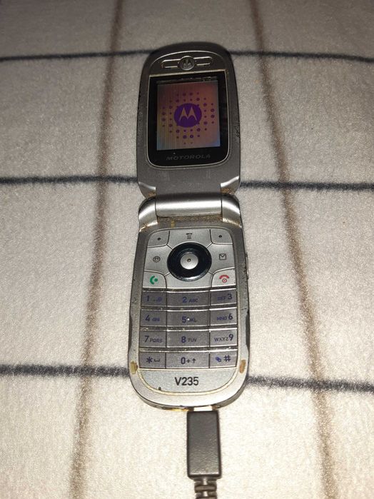 MOTOROLA z klapką, starszy model z oryginalną ładowarką i baterią