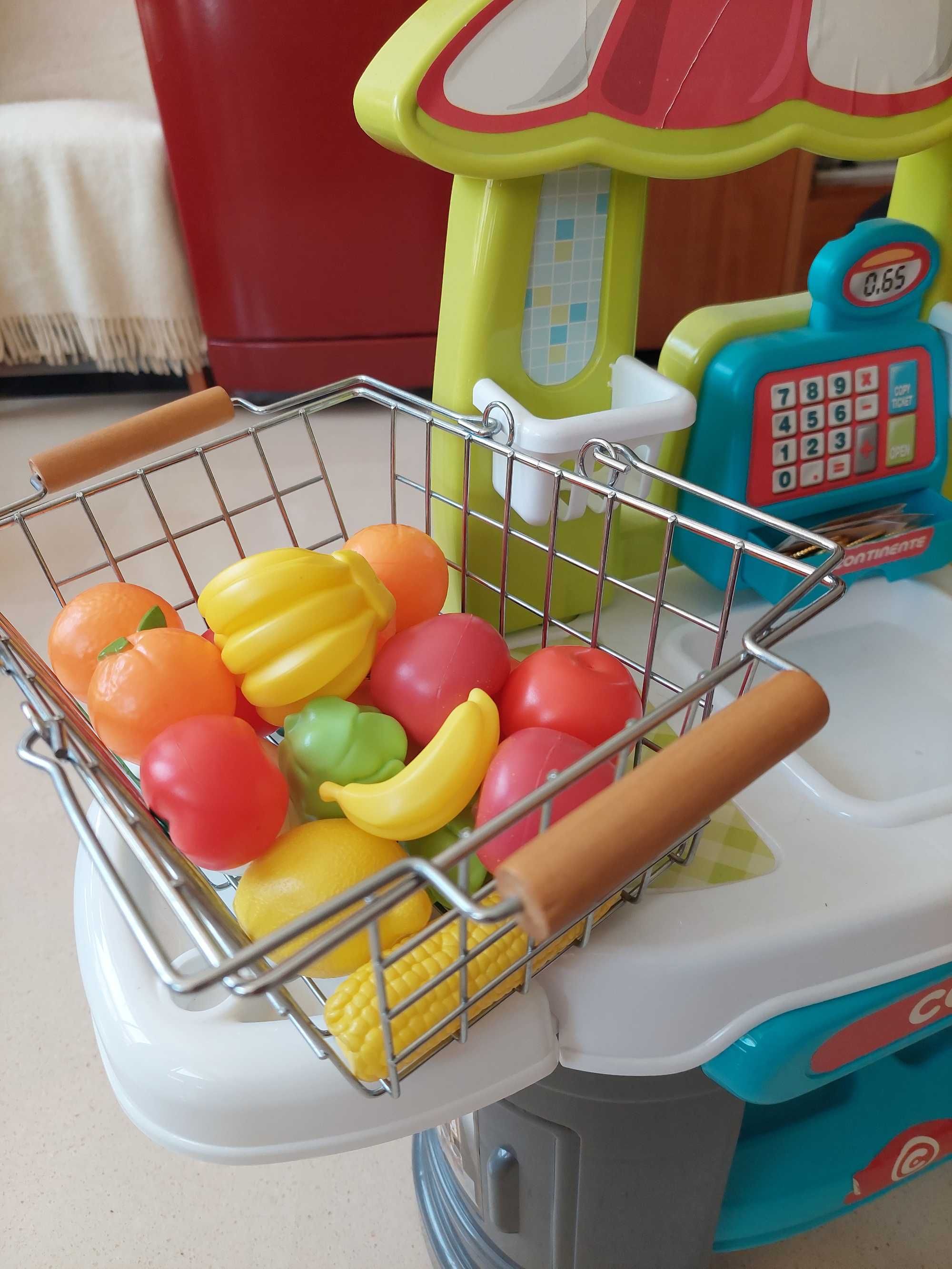 Supermercado Continente, com cesto de compras, alimentos e dinheiro