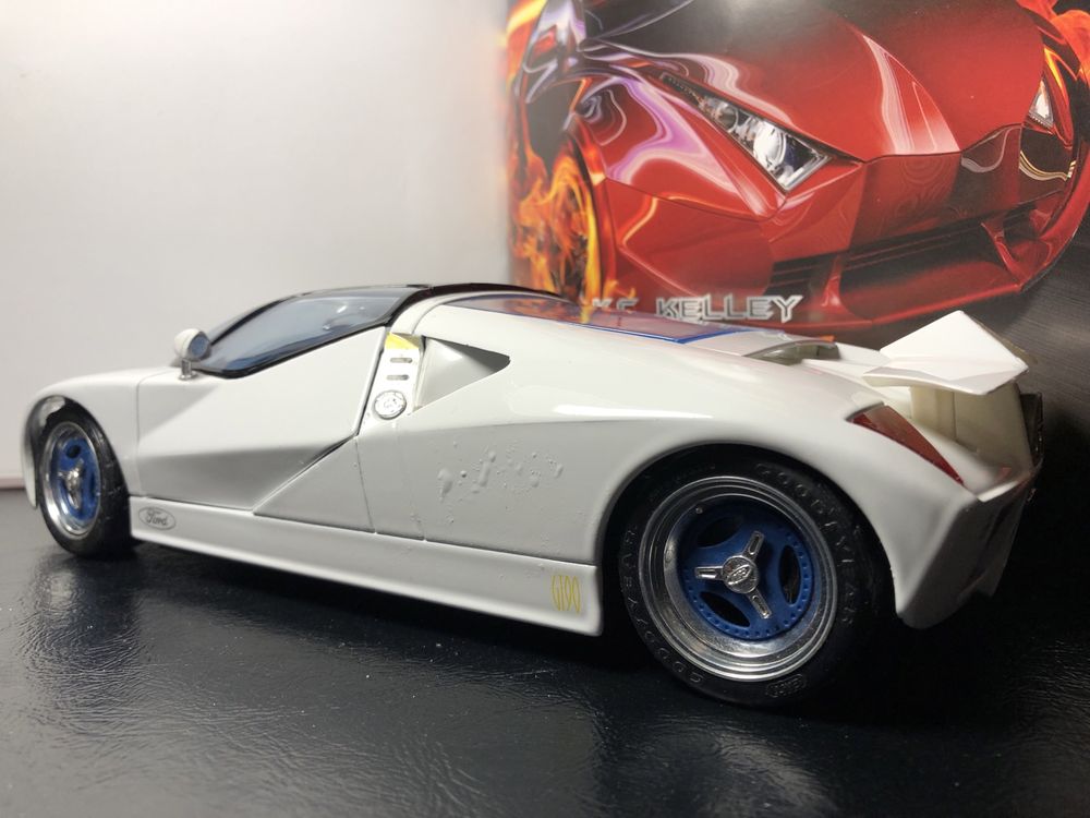 Model samochodu FORD GT90 V12 w skali 1/18