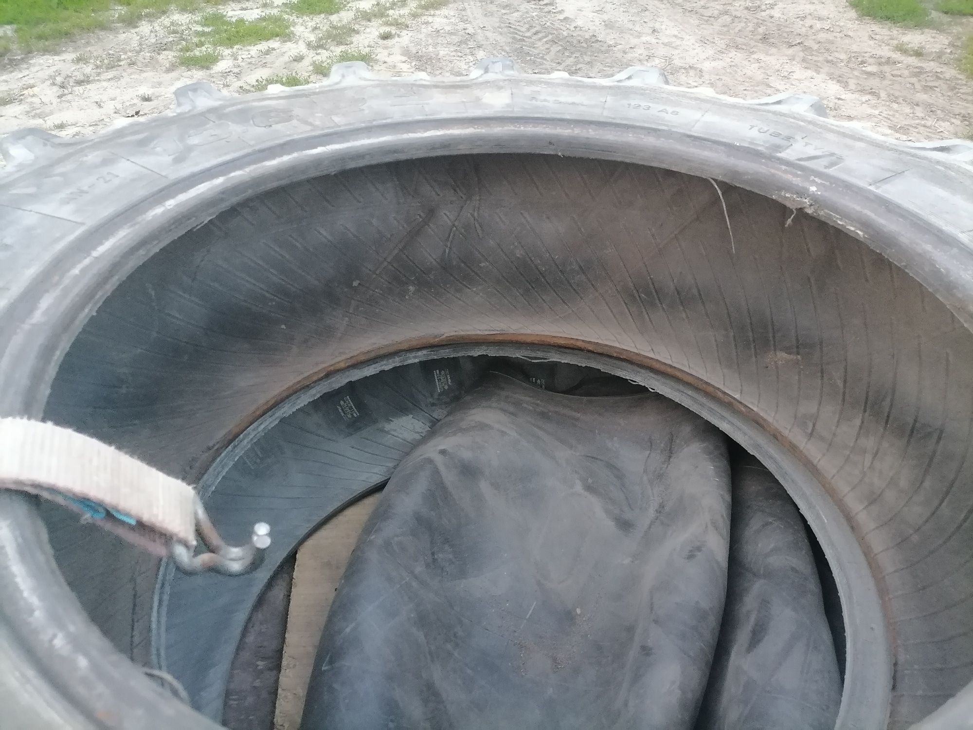 Sprzedam opony 13.6 r28