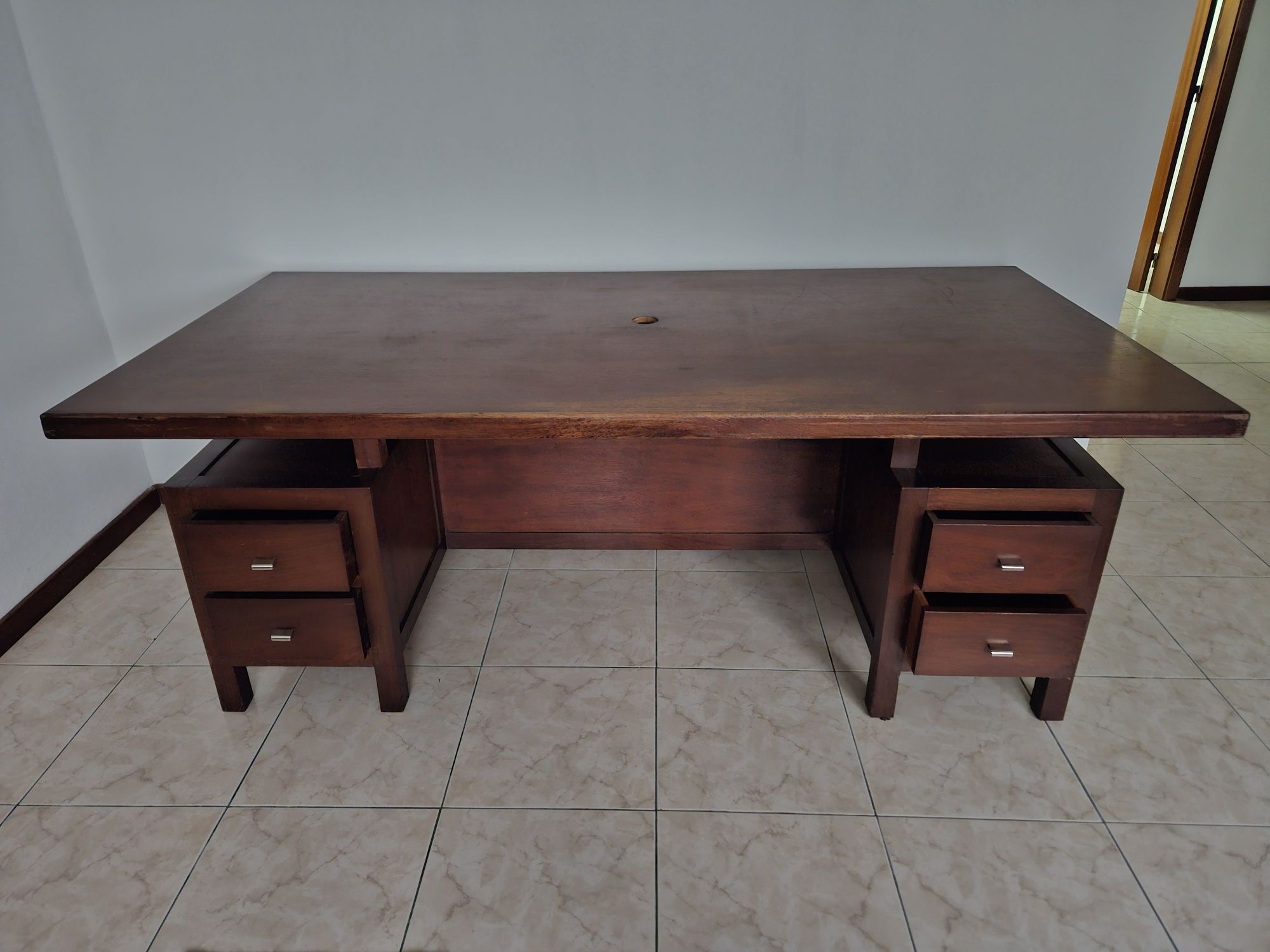 Vendo Secretária em bom estado com 4 gavetas de apoio