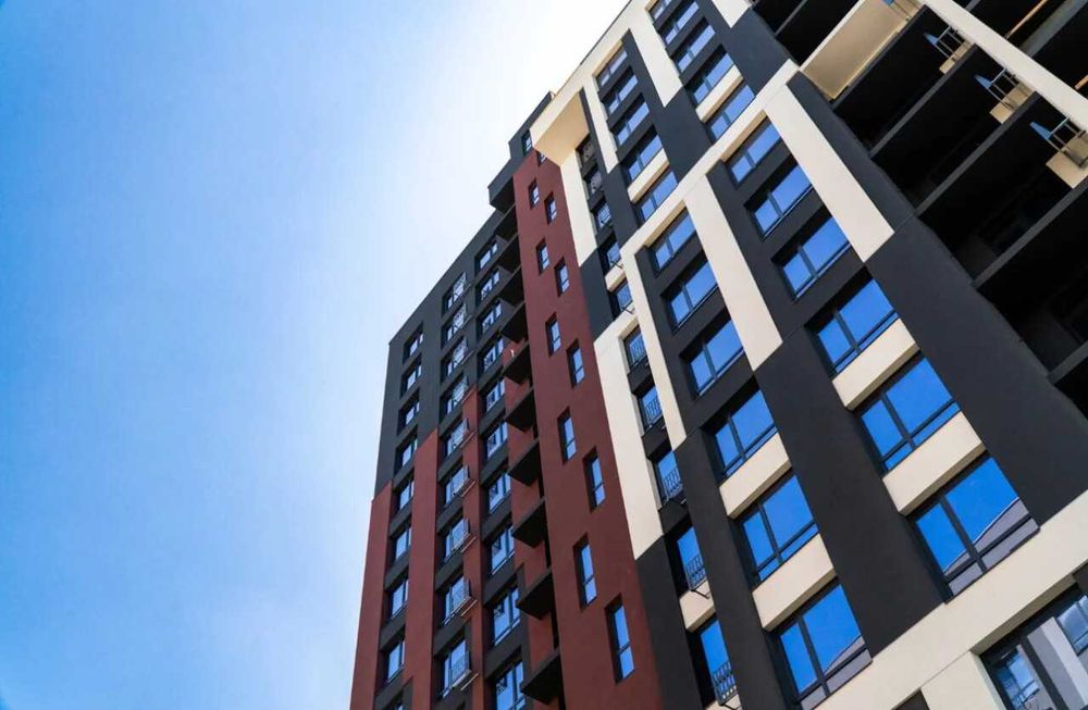 Простора однокімнатна з видом на річку