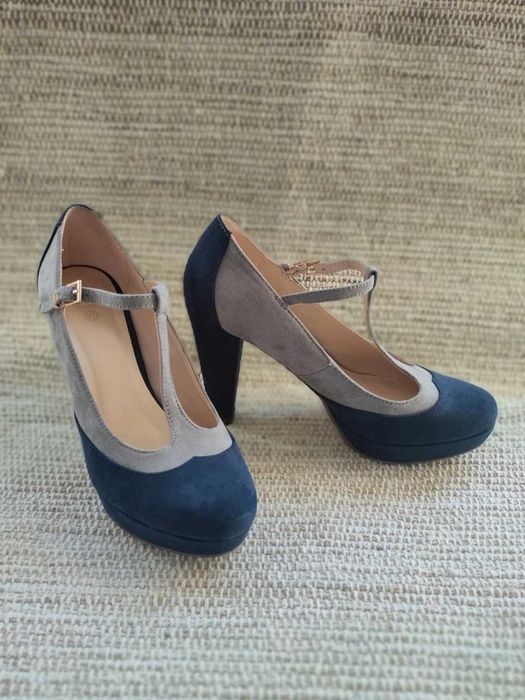 Sapatos de salto azuis e cinza elegantes, formato T