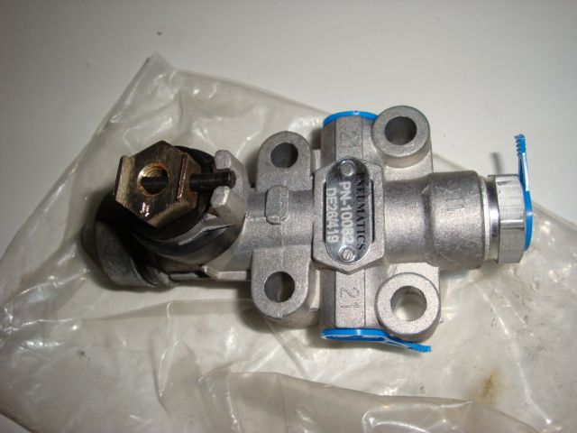 Клапан(Кран)регулировки уровня подвески Man,Daf... PNEUMATICS PN-10082