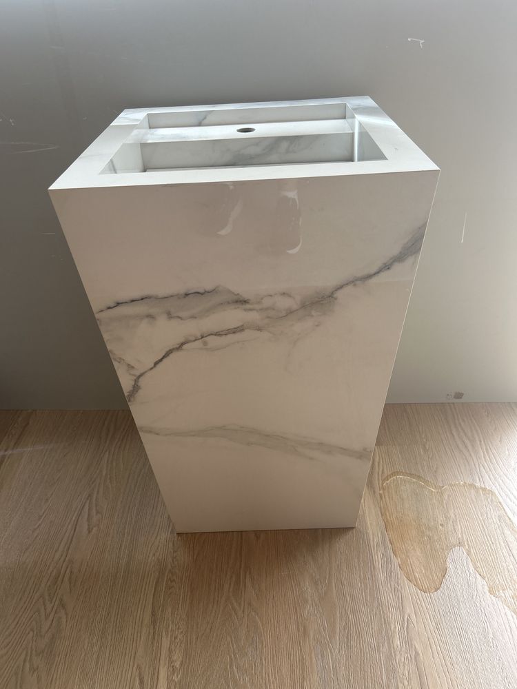 Pio de torre em ceramica indiana