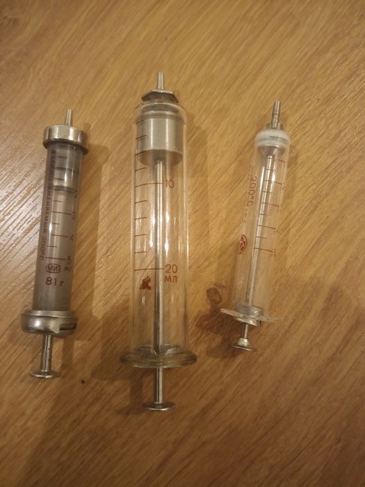 Шприцы стекляные многоразовые.