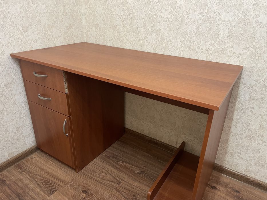 Письменный стол в хорошем состоянии