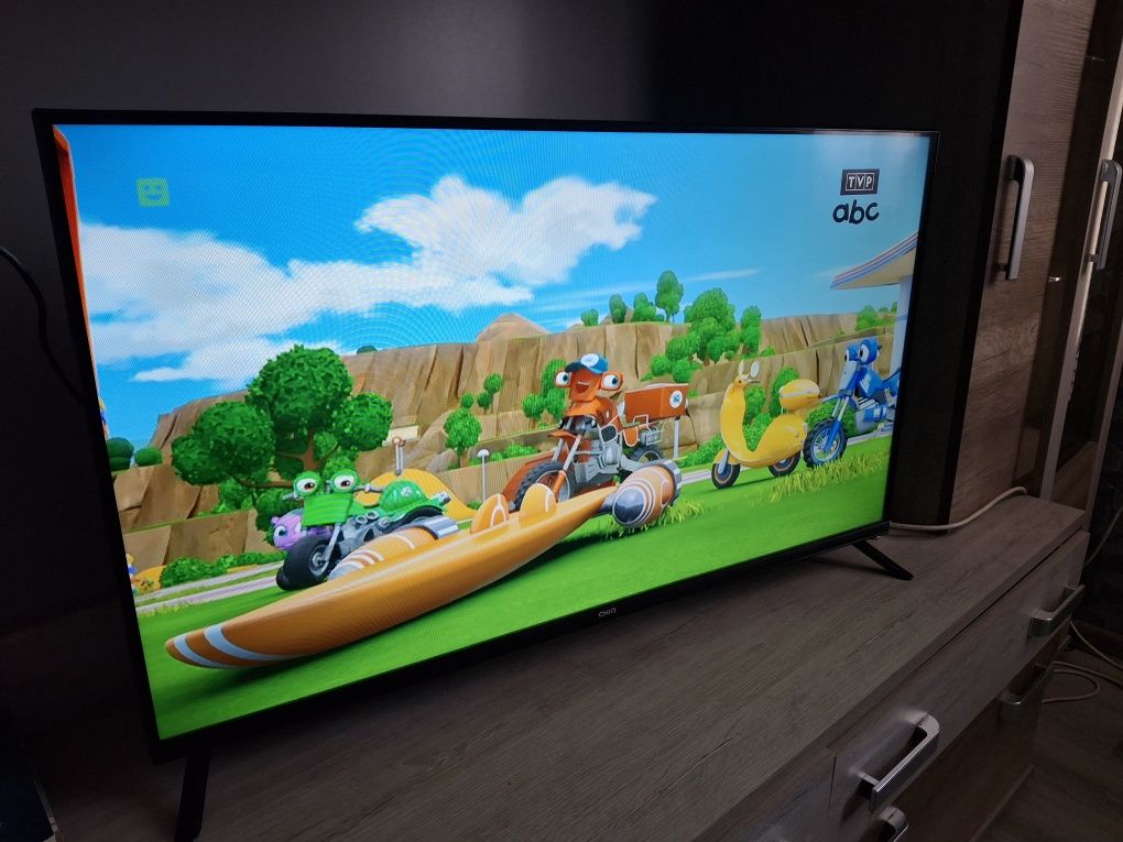 Telewizor chiq 40 cali smart tv DVBT2 z pilotem i pudełkiem