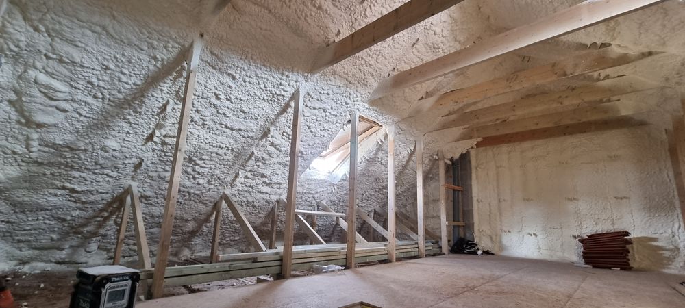 ocieplenie pianą poddaszy, dach pianka,Izolacje natryskowe, pianką pur