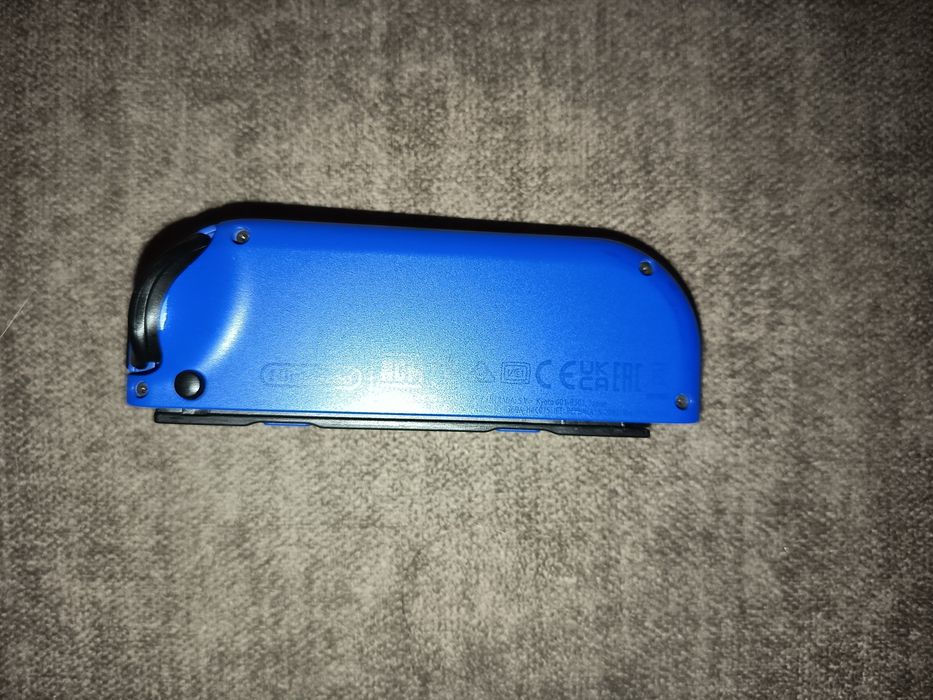 Par de Joy-Cons - Azul e amarelo 

Em per