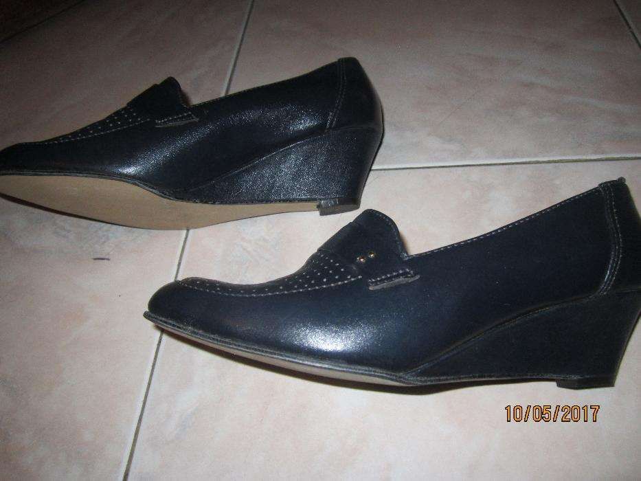 Sapatos novos em pele azul marinho