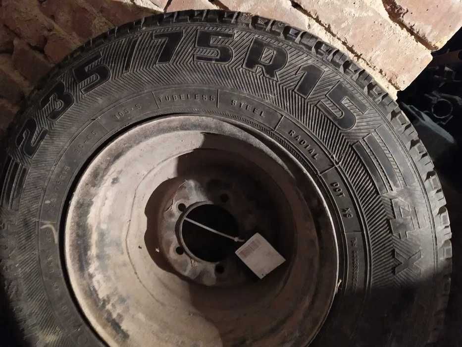 Колеса УАЗ нового зразку, грязеві, майже нові -9мм. Можна тільки шини.