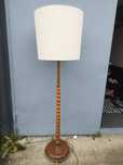 Stylowa lampa podłogowa z drewnianą podstawką vintage