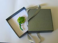 Alfinete / Broche / Pregadeira Flor Pedras Verdes NOVO