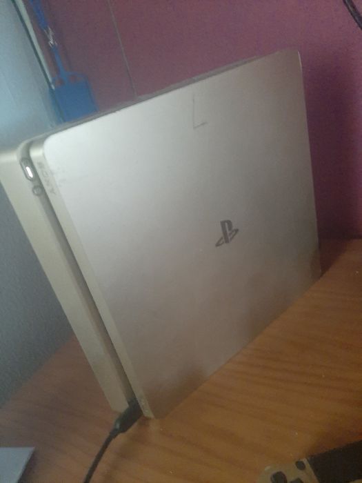 Ps4 slim esta como nova