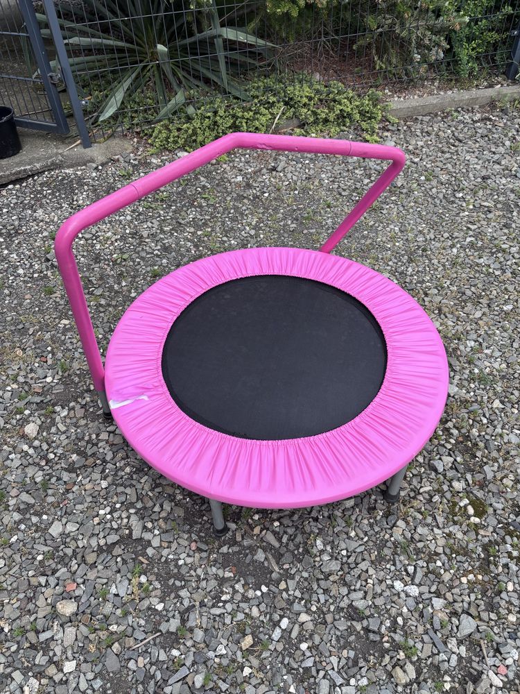 Mini trampolina z uchwytem, poręczą, dla dzieci.