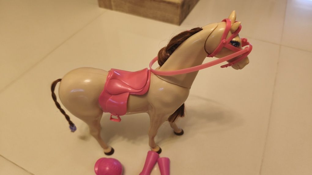 Koń dla lalki Steffi + buty i kask