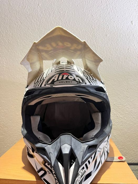 Capacete de mota AIROH