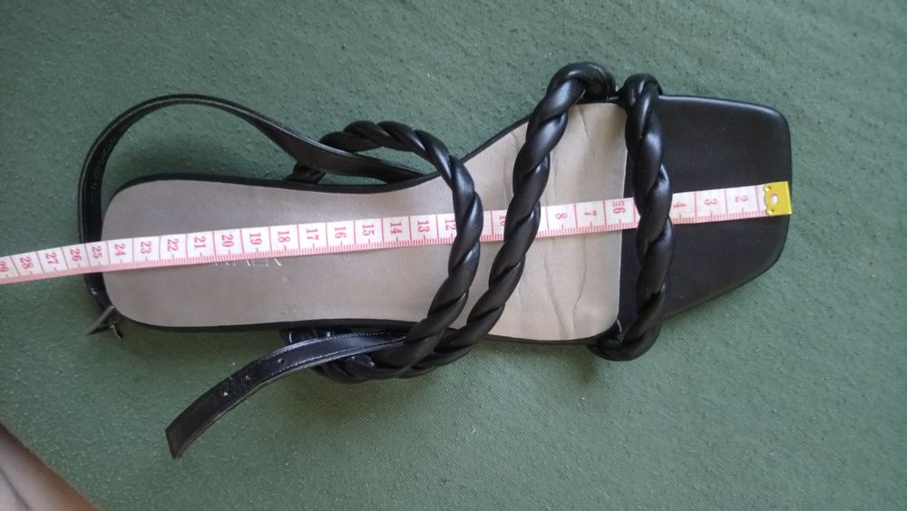 Czarne sandały deichmann