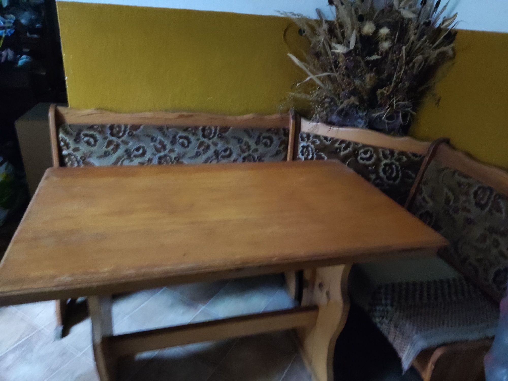 Narożnik i stół drewniane
