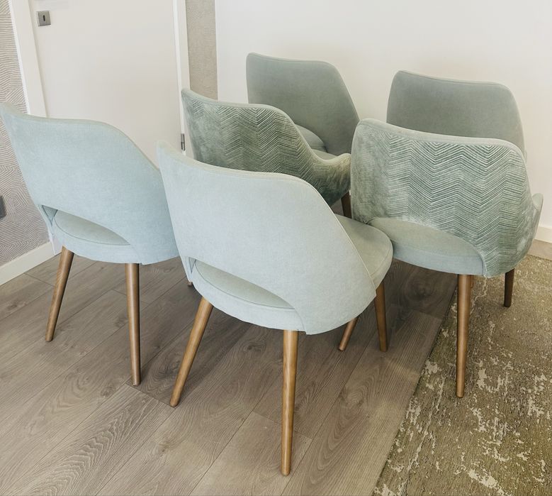 6 cadeiras estofadas cor menta e pes madeira