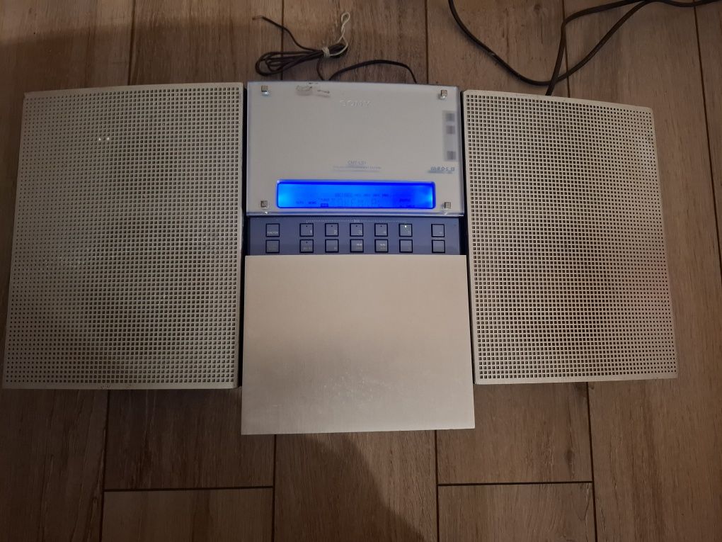 Wierza sony wisząca zmieniarką 5 płyt.