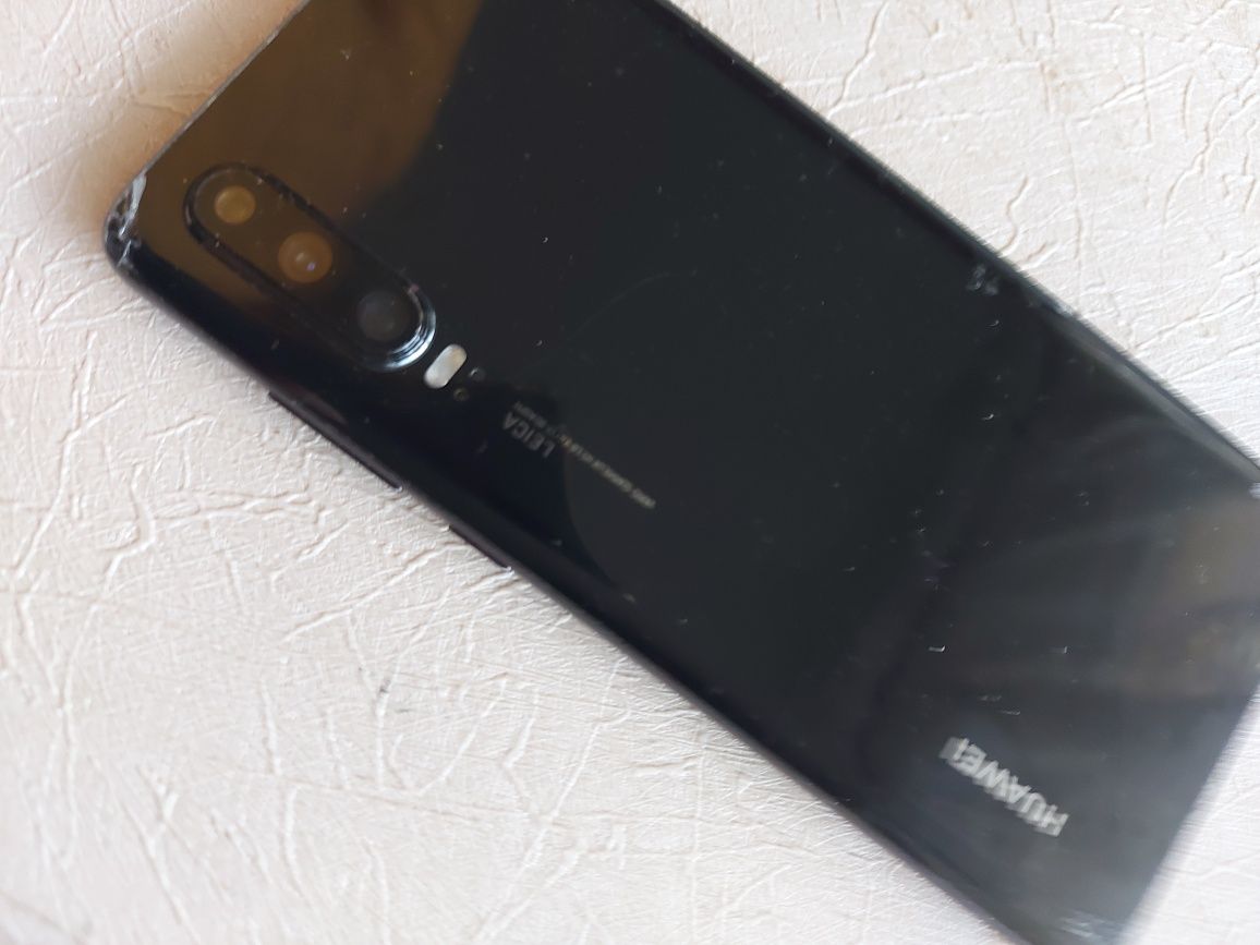 Telefon huawei p30 ładny lecz uszkodzony wyświetlacz