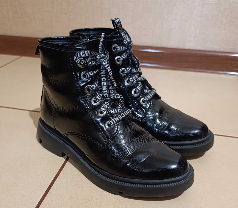Демісезонні чорні лаковані черевики на шнурках розмір 35-36