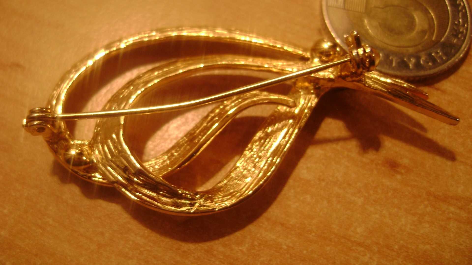 Starocie z PRL - Biżuteria = Broszka złocista z oczkiem z czasów PRL