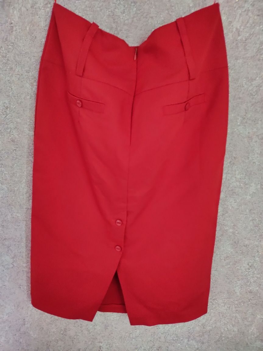 Червона спідничка юбка