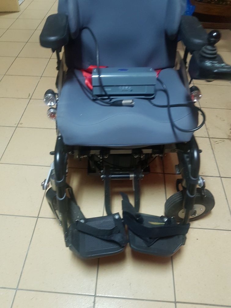 Wózek specjalistyczny inwalidzki elektryczny