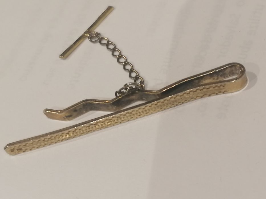 Alfinete gravata prata dourada