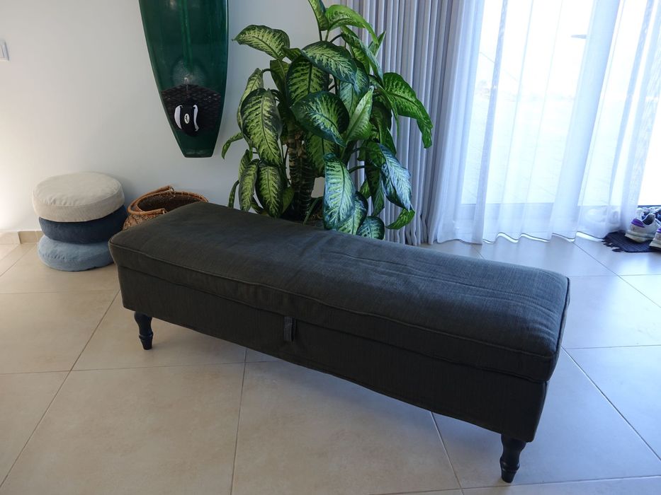 Banco estofado comprido