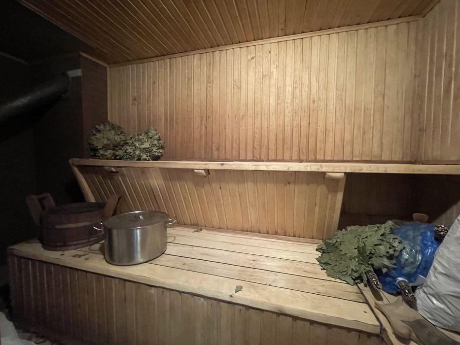 Продам будинок з басейном і підвалом на березі річки