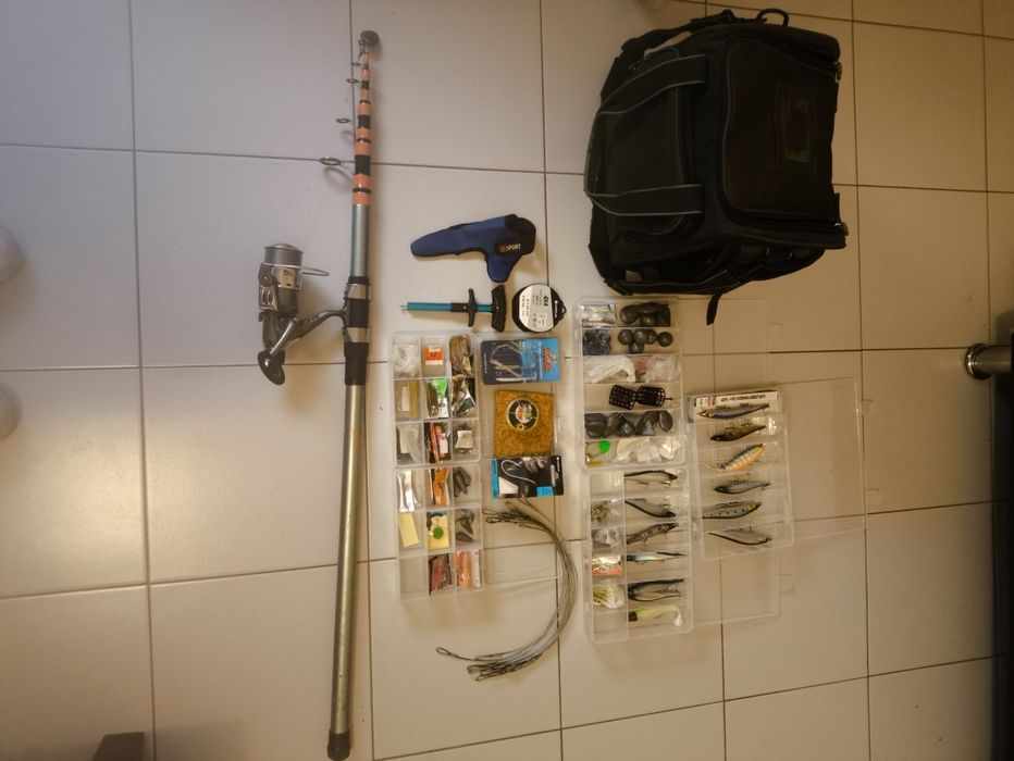 Cana de pesca completa e mala cheia de material de pesca