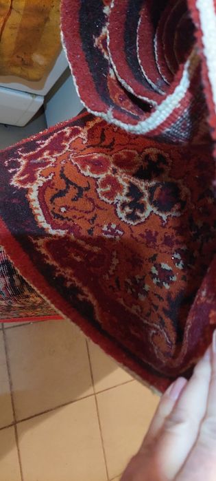 Килими гарні висіли на стене