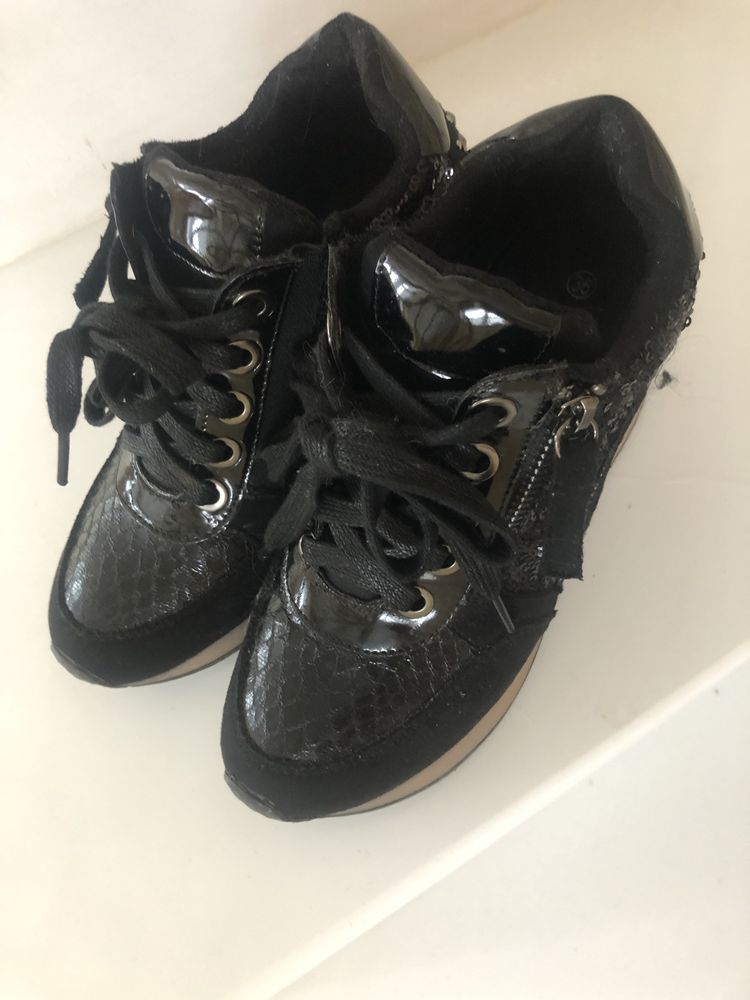 Sneakersy 36 czarne lakierowane na koturnie koturna