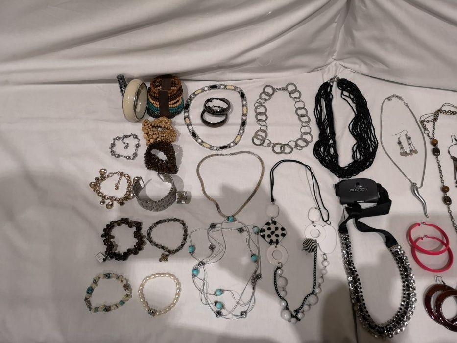 Colares, pulseiras, brincos. Etc.