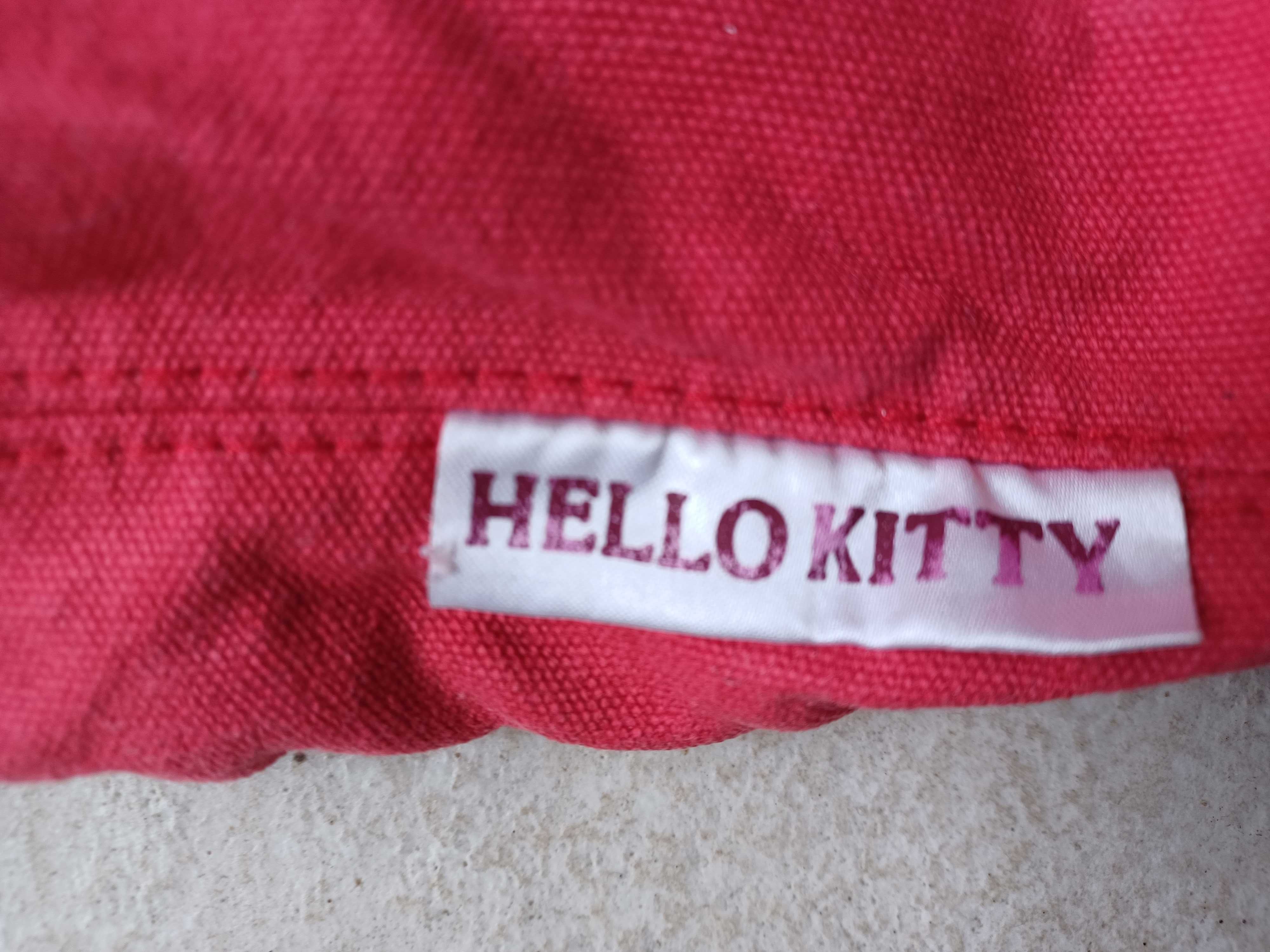 Saco vermelho com logotipo da Hello Kitty