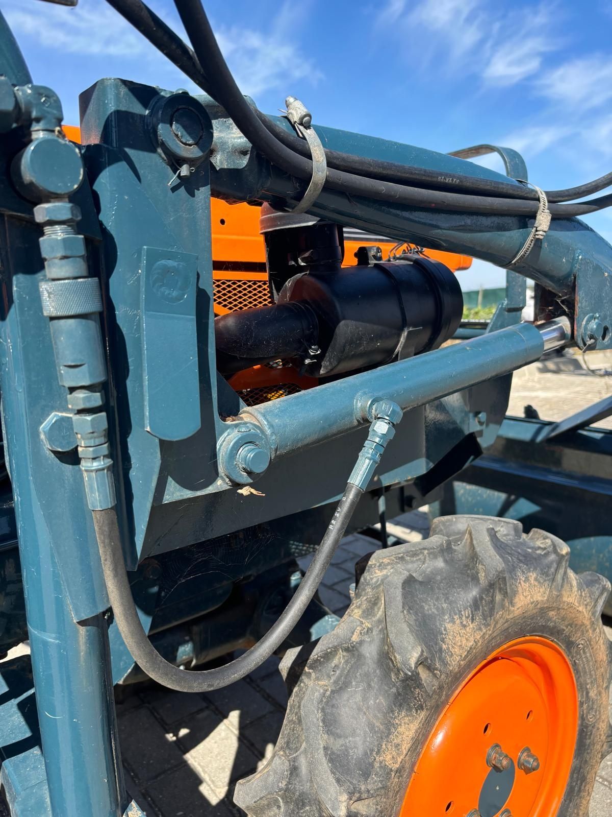 Trator Kubota com pá carregadora frontal