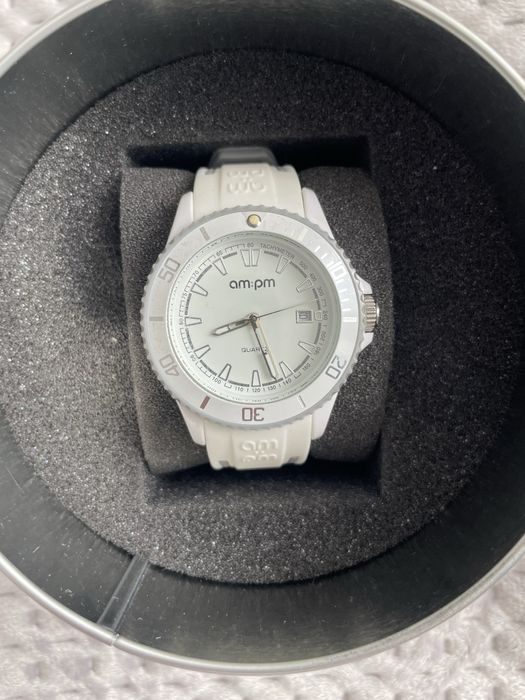 Bialy zegarek AM:PM