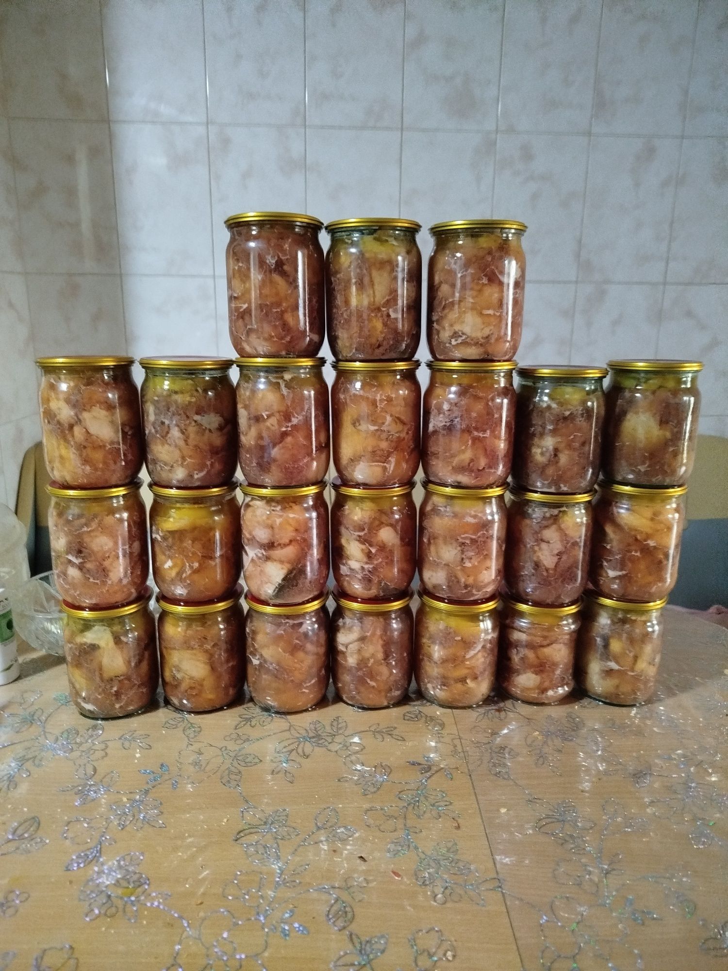 Тушонка з домашнього бролера