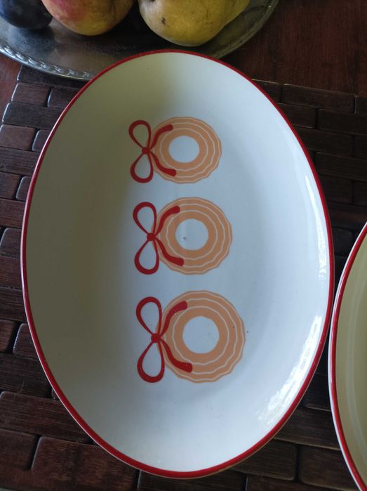 Półmiski ceramiczne z czerwonym rantem