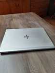 Laptop HP EliteBook 840 G5 ze stacją dokującą.