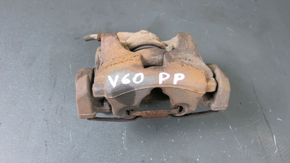 Volvo V60 2.0d D3 zacisk hamulcowy prawy przód przedni