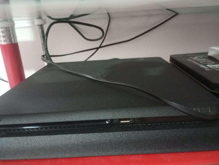 PS 4 com jogos e comandos