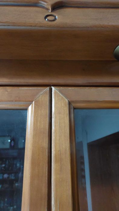 Armário em madeira com portas de vidro